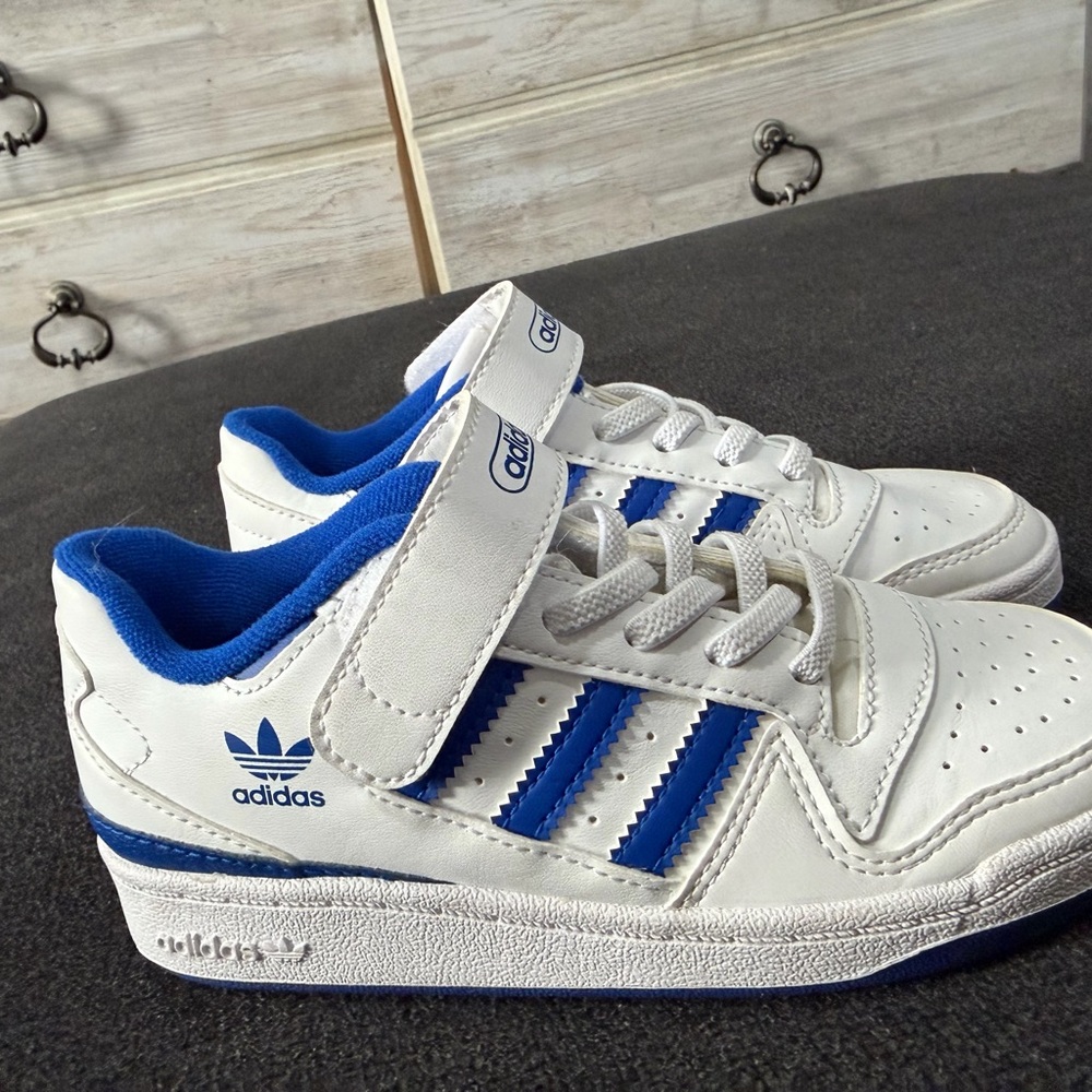 adidas Kids White and Blue Hook-and-Loop Low-Top Sneakers